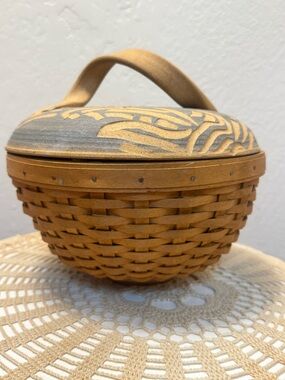 AMERICAN BRAND LONGABERGER HAND WOVEN BASKET WITH CERAMIC LID
